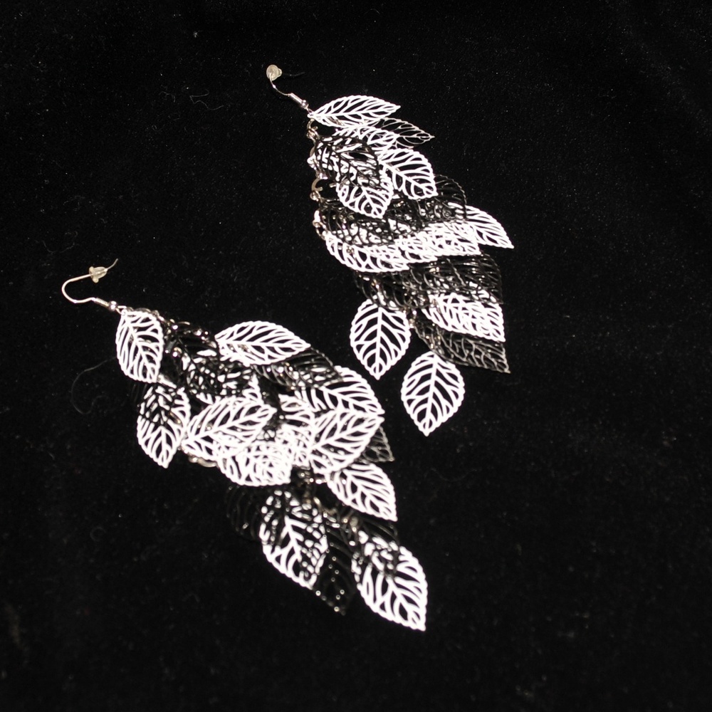 Dangling Earrings Black and‎ White 8003